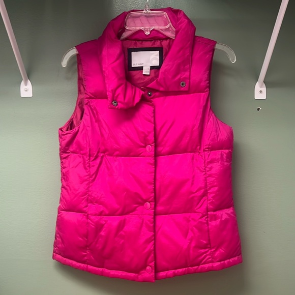 Old Navy Women’s Small magenta puffer vest with pockets like new condition - Picture 1 of 5